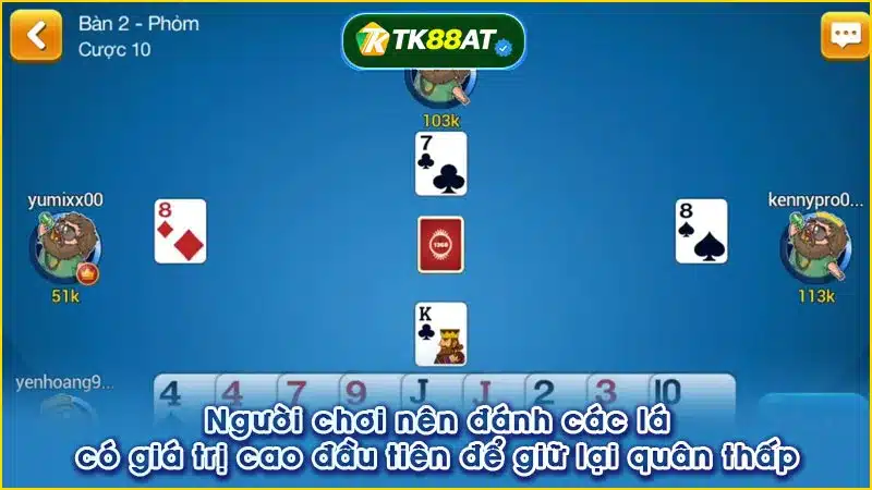 Người chơi nên đánh các lá có giá trị cao đầu tiên để giữ lại quân thấp